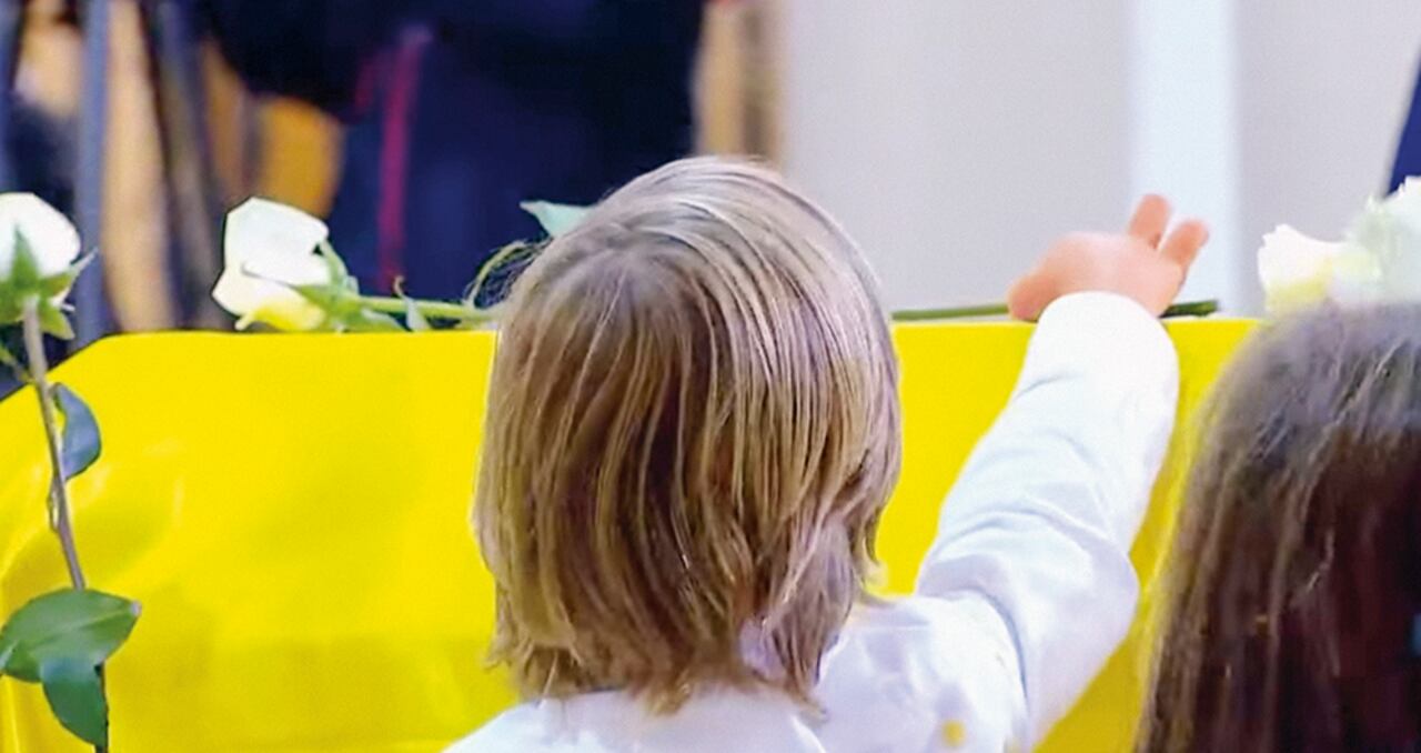 La imagen de Alejandro dejando una rosa blanca en el ataúd de su papá no se olvidará jamás y recuerda al mismo Miguel cuando perdió a su mamá a los 4 años.