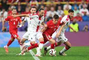 Arda Guler de Turkiye recibe una falta de Giorgi Kochorashvili y Lasha Dvali de Georgia durante el partido de la fase de grupos de la UEFA EURO 2024 entre Turkiye y Georgia en el Football Stadium Dortmund el 18 de junio de 2024 en Dortmund, Alemania.