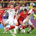 Arda Guler de Turkiye recibe una falta de Giorgi Kochorashvili y Lasha Dvali de Georgia durante el partido de la fase de grupos de la UEFA EURO 2024 entre Turkiye y Georgia en el Football Stadium Dortmund el 18 de junio de 2024 en Dortmund, Alemania.