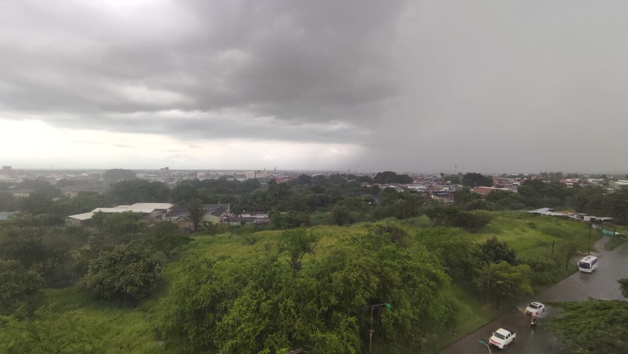 Así se ve el cielo en el sur de Cali donde se han venido presentando fuertes lluvias, en las últimas semanas, que han generado graves emergencias como inundaciones, caída de árboles, etc. Foto: Bernardo Peñla / El País.