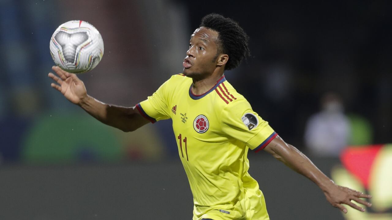 Colombia's Juan Cuadrado eyes the ball during a Copa America soccer match against Peru at Olimpico stadium in Goiania, Brazil, Sunday, June 20, 2021. (AP Photo/Eraldo Peres)