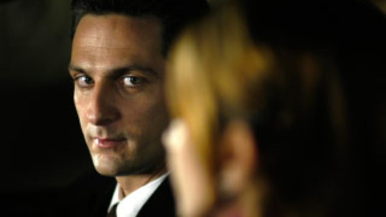 Ernesto (Ernesto Alterio) trata de participar en un timo gigantesco sin que los demás timadores se lo coman vivo