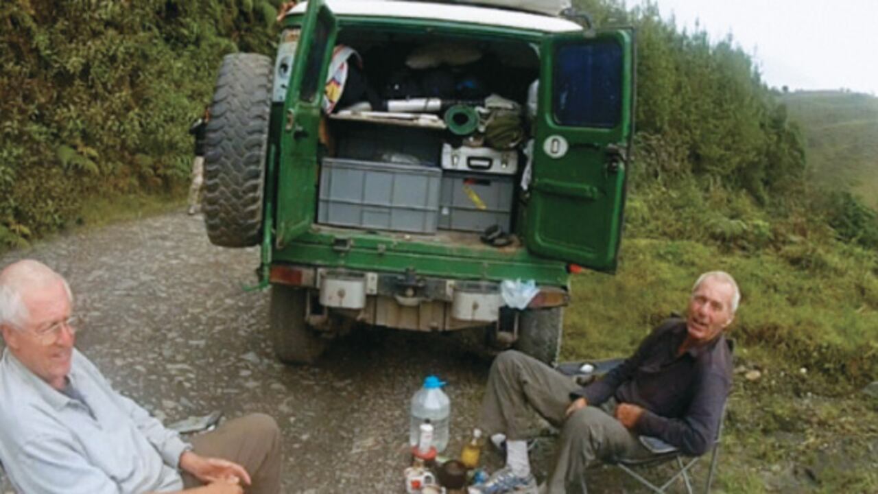 Estas son las últimas imagenes de Günther Otto Breuer, de 72 años, y su hermano Uwe, de 69, antes de ser secuestrados por el ELN. Fueron tomadas el 12 de noviembre de 2012 en una carretera secundaria de Cundinamarca. Los dos pensionados alemanes se detuvieron a almorzar al borde del camino.