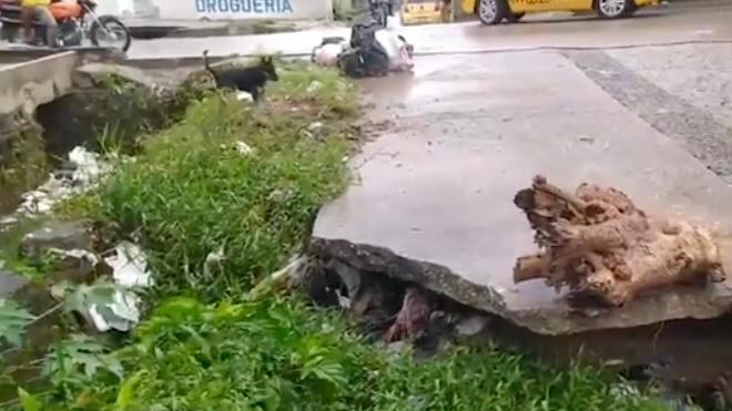 Este es el hueco que toma gran parte de la vía en el barrio El Santurio.