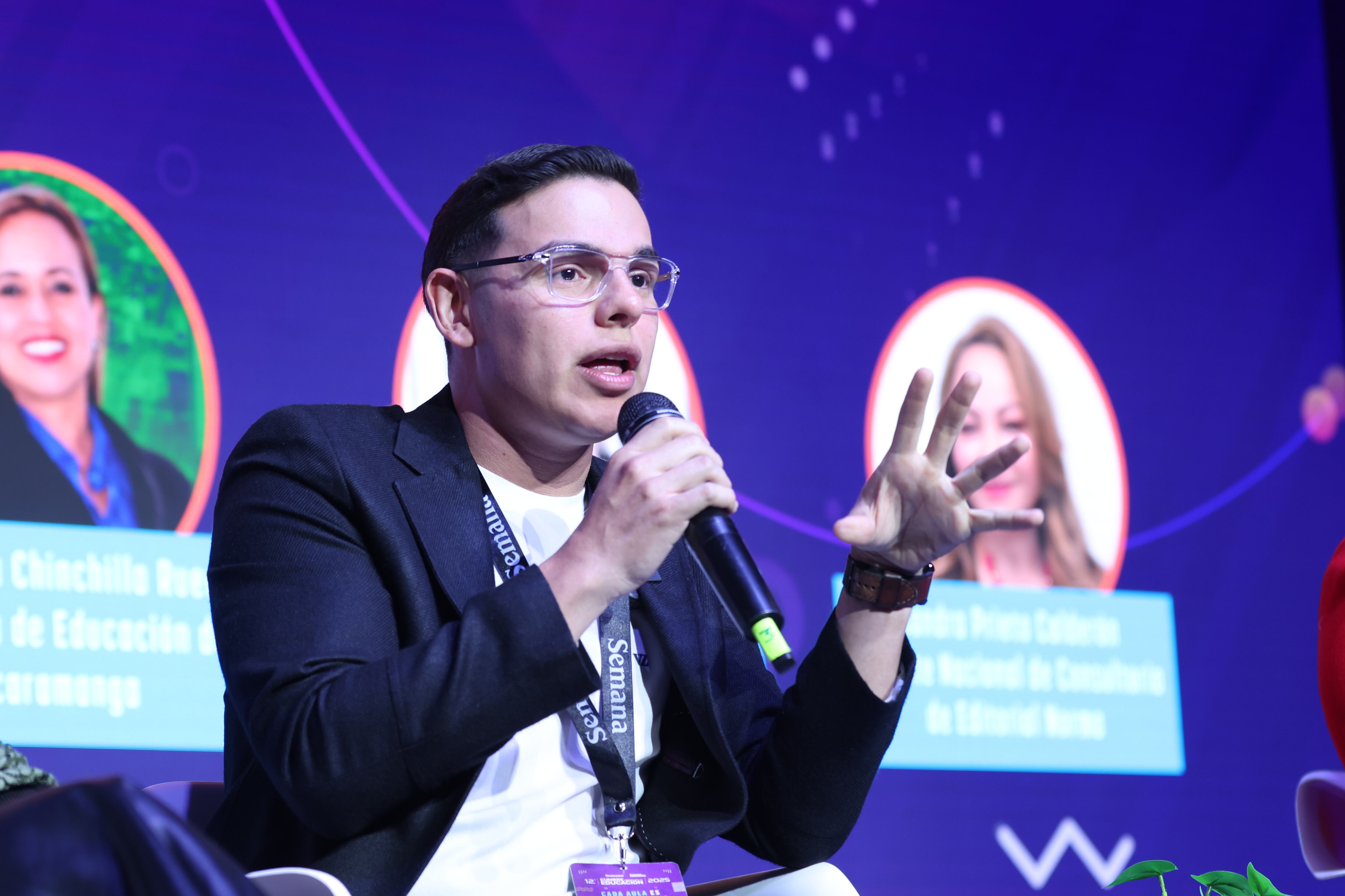 Foro Semana
Cumbre Líderes por la Educación (CLE) 24 y 25 de septiembre de 2025

Bienestar en los entornos escolares: ¿una tarea pendiente?

Melissa Álvarez
Directora de Cosmo Schools
Andrés Bedoya
Secretario de Educación del Tolima
Alix Cecilia Chinchilla Rueda
Secretaria de Educación de Bucaramanga
Sara Mercedes Rodas
Secretaria de Educación de Cali
Sandra Prieto Calderón
Gerente Nacional de Consultoría de Editorial Norma


Modera:
Daniel Tobón Fundador y CEO de Welbin