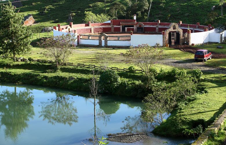Las Ventas del Espíritu Santo, ganadería de César Rincón, tiene una pequeña plaza para las tientas. Al lado, uno de varios depósitos de agua con que cuenta la finca, rica en recursos hídricos.