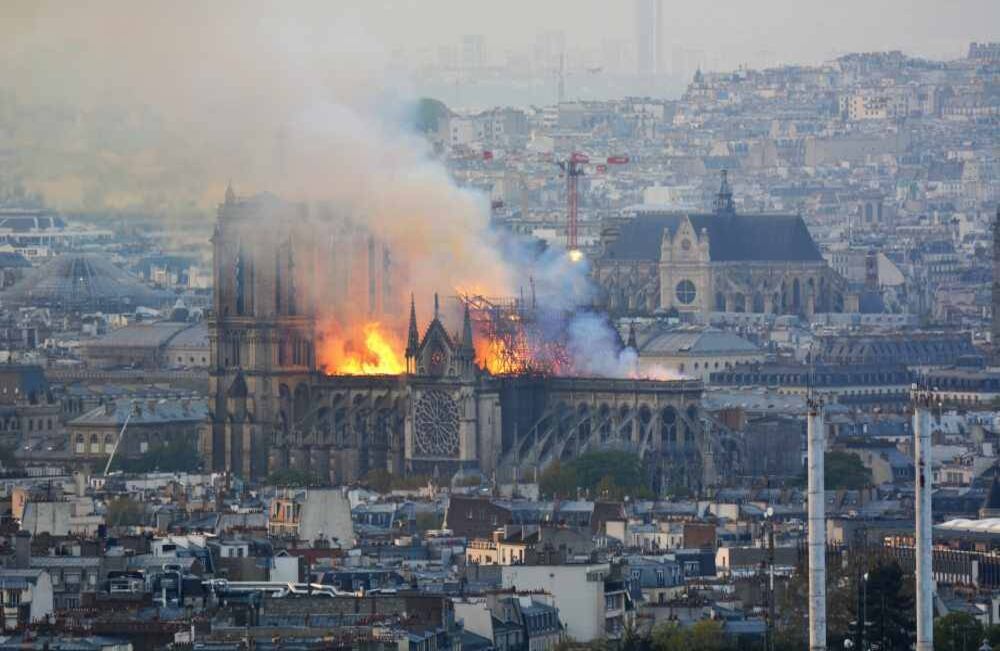 París y el mundo entero se conmocionaron con las imágenes del incendio en la Catedral de Notre Dame. FOTO: Hubert Hitier / AFP
