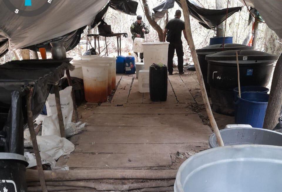 Laboratorio para el procesamiento de cocaína encontrado por el Ejército y la Policía.