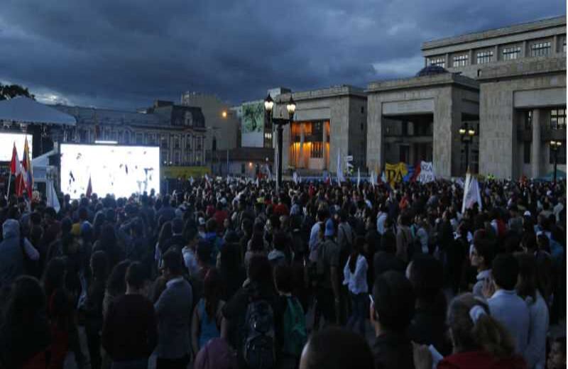 La jornada terminó en un abrazo colectivo que lidero la vocalista de Aterceopelados, Andrea Echeverry. Guillermo Torres /SEMANA
