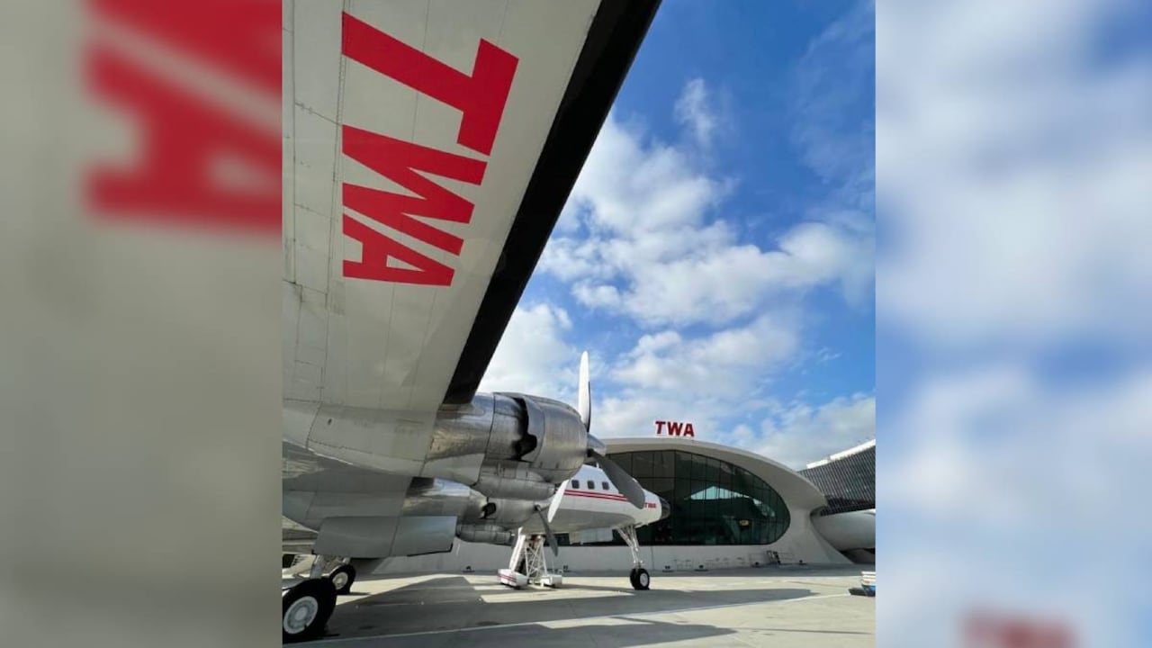 En el 2019 y luego de varias modificaciones estructurales el TWA pasó a ser un hotel de lujo donde se puede hacer un verdadero viaje al pasado,