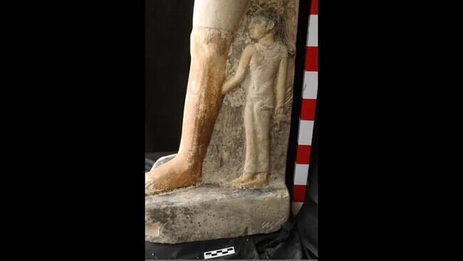 Bajorrelieve de niña al pie de la estatua. Imagen | LiveScience.