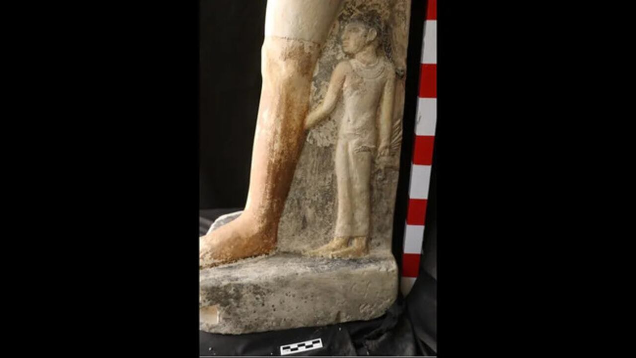 Bajorrelieve de niña al pie de la estatua. Imagen | LiveScience.