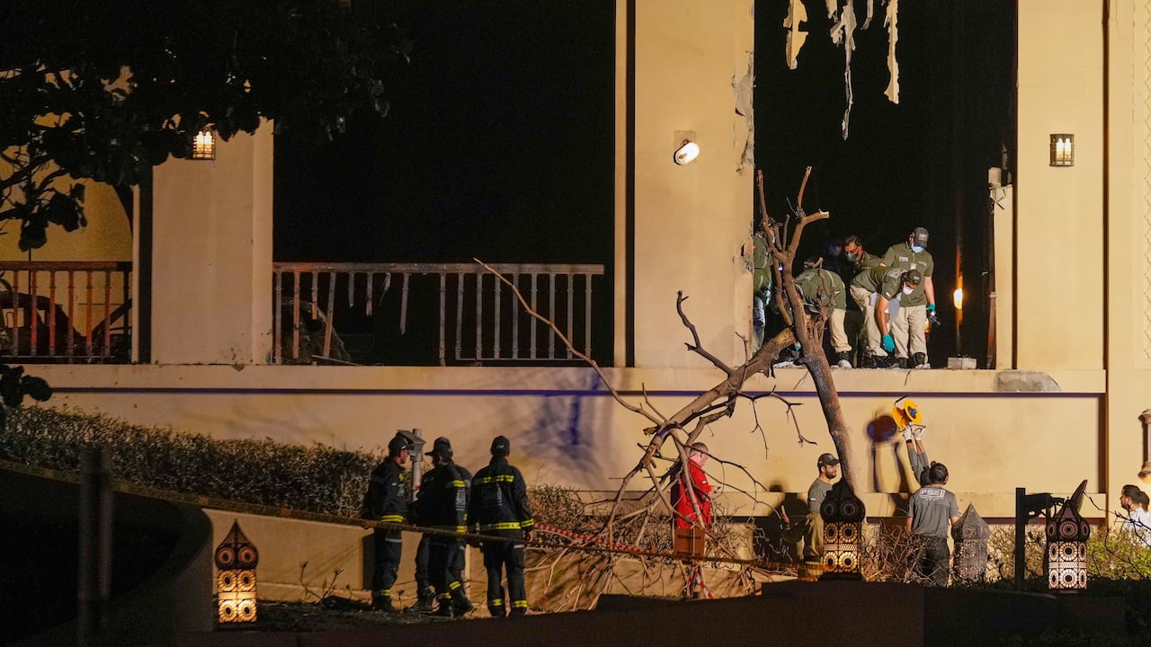 Bomberos y rescatistas inspeccionan el lugar de una explosión en el Hotel Fairmont The Palm en Dubái, Emiratos Árabes Unidos.