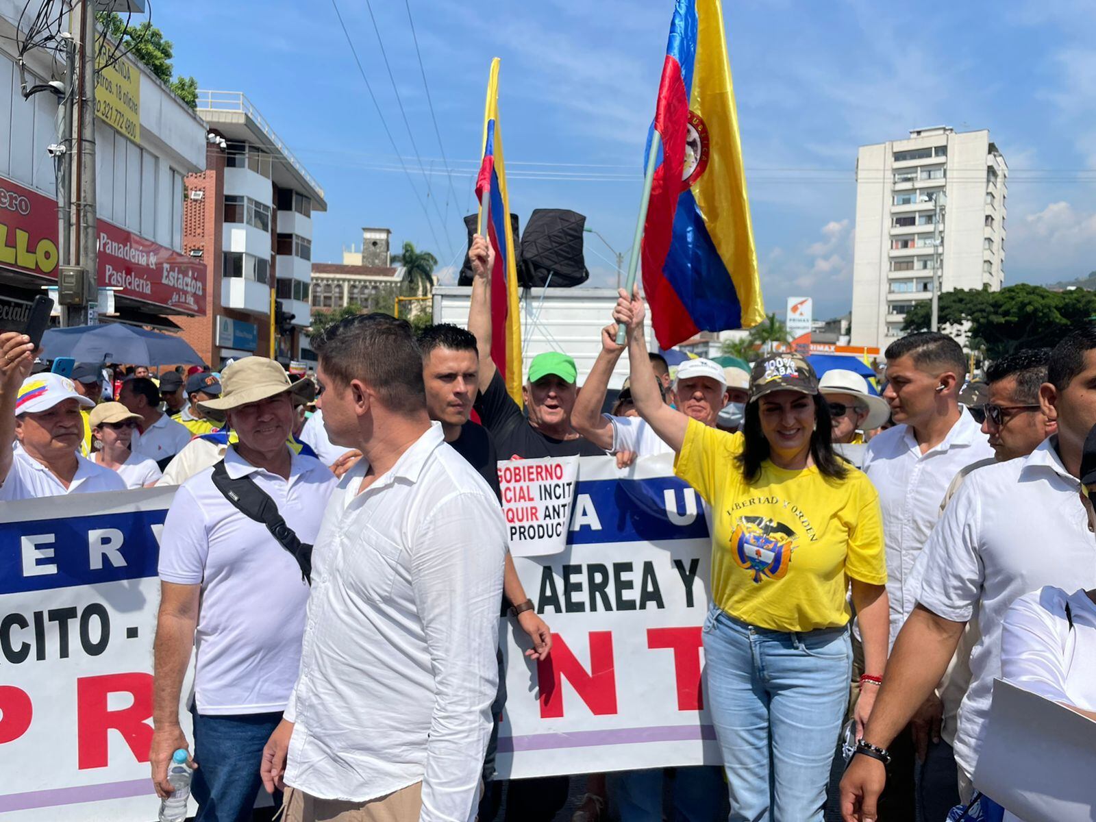 María Fernanda Cabal en medio de la marcha en Cali