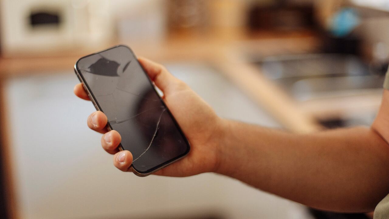 La pantalla del celular puede sufrir daños con el tiempo.