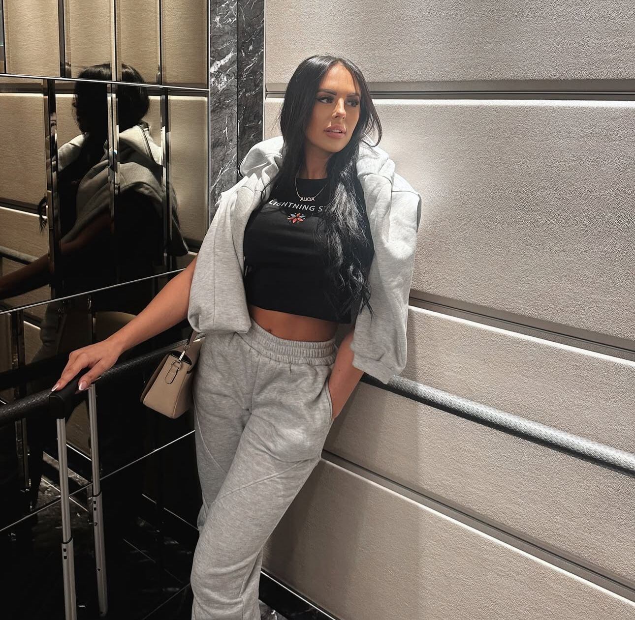 Alicia trabajó anteriormente como funcionaria de prisiones y ahora trabaja en la industria del entretenimiento para adultos