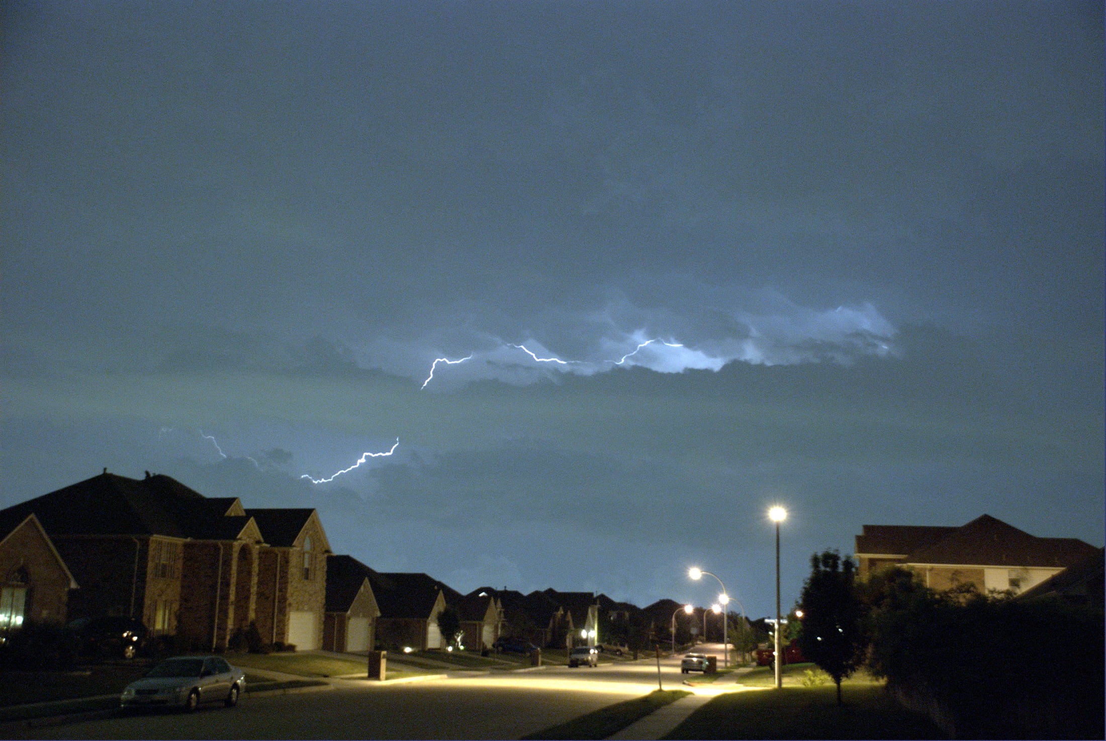Cada hogar puede minimizar el riesgo y asegurarse de que, incluso frente a una tormenta intensa, sus electrodomésticos y su bienestar estén protegidos.