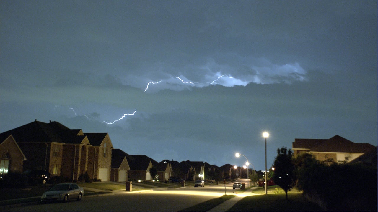 Cada hogar puede minimizar el riesgo y asegurarse de que, incluso frente a una tormenta intensa, sus electrodomésticos y su bienestar estén protegidos.