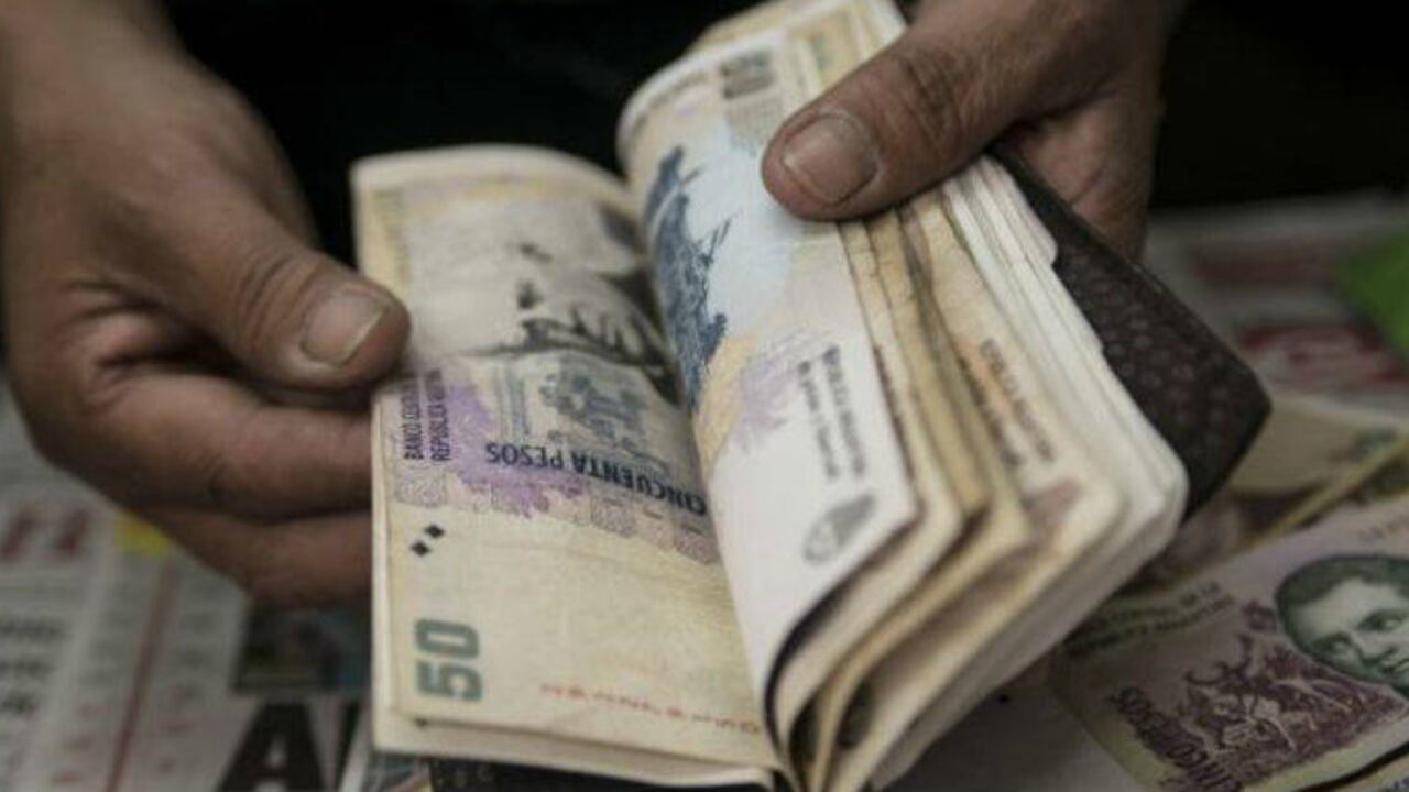 El peso argentino se ha devaluado frente al dólar en los últimos meses. (Getty Images)