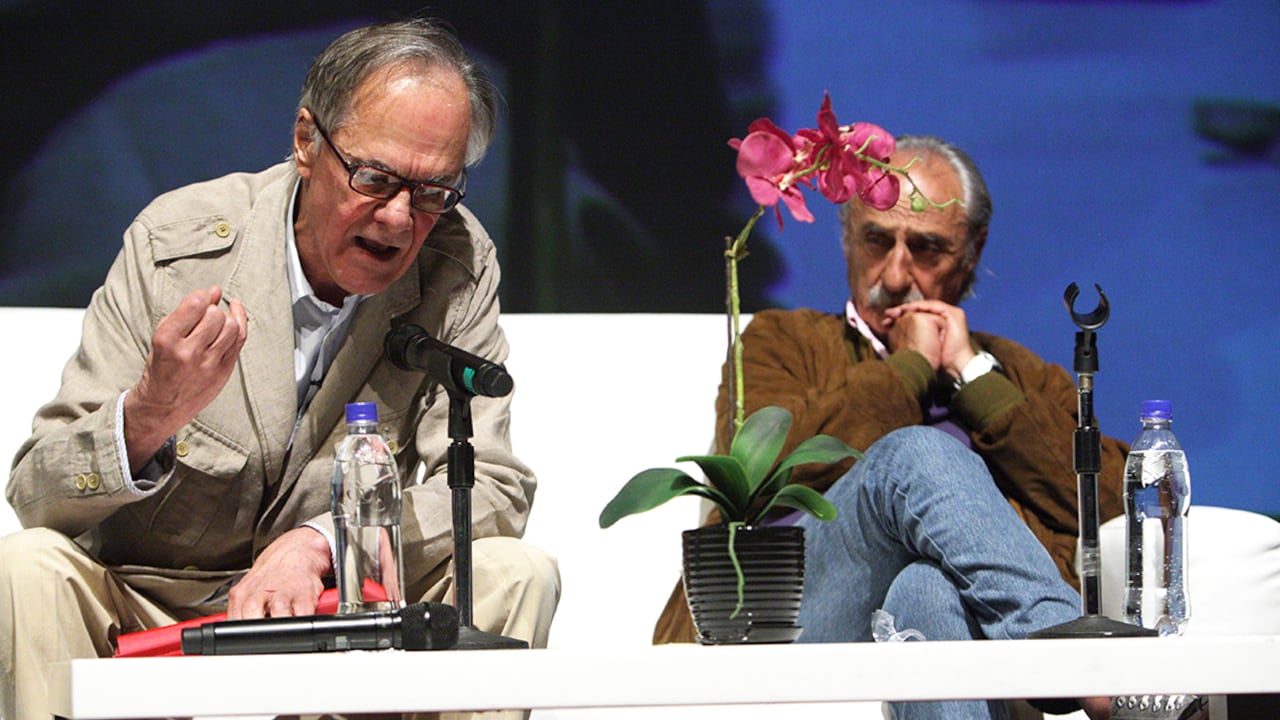 El escritor Fernando Vallejo habla durante la Cumbre Mundial de Arte y Cultura para la Paz de Colombia, el lunes 6 de abril de 2015, en el Teatro Jorge Eliecer Gaitán, en Bogotá.