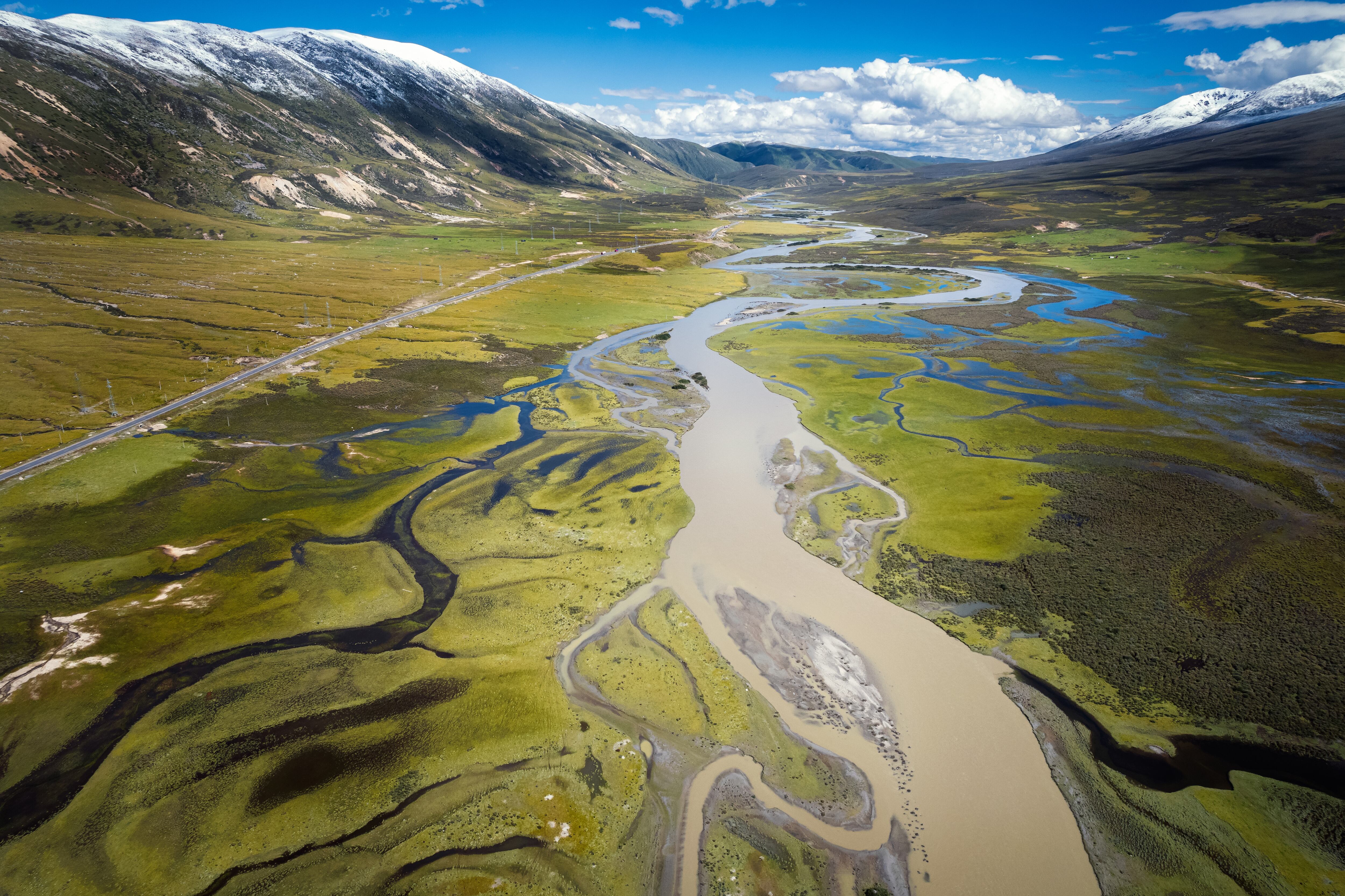 La ubicación está cerca del condado de Li Tang, en la carretera nacional G318, que es una famosa carretera que conecta Sichuan y el Tíbet.