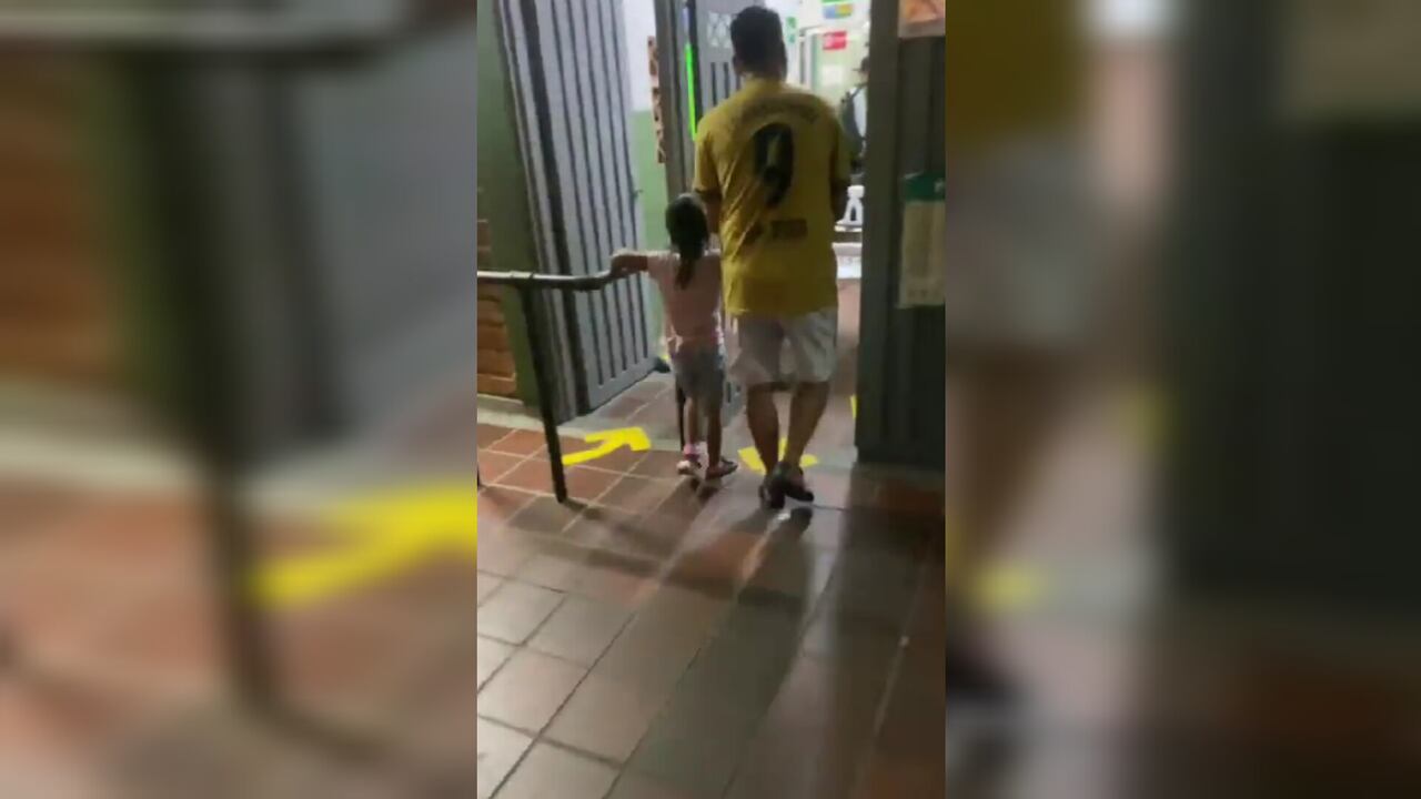 En escenario deportivo de Medellín se negaron a prestarle el baño a una niña de cinco años, pese a la súplica de sus familiares.