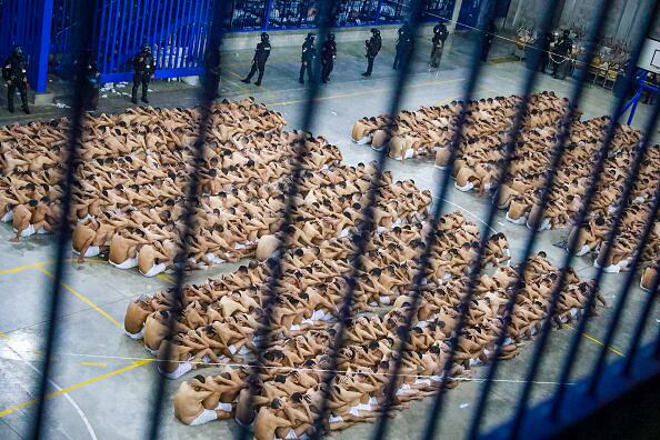 Miles de presuntos pandilleros han sido encarcelados en El Salvador.