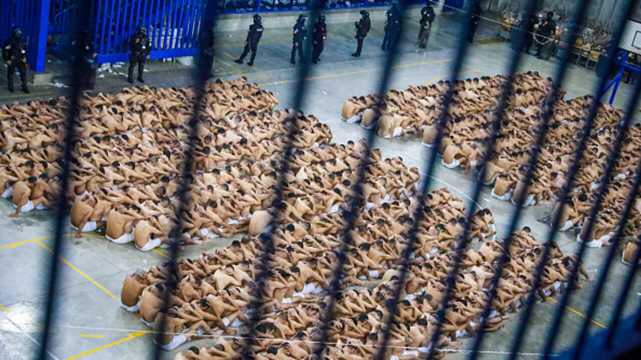 Miles de presuntos pandilleros han sido encarcelados en El Salvador.