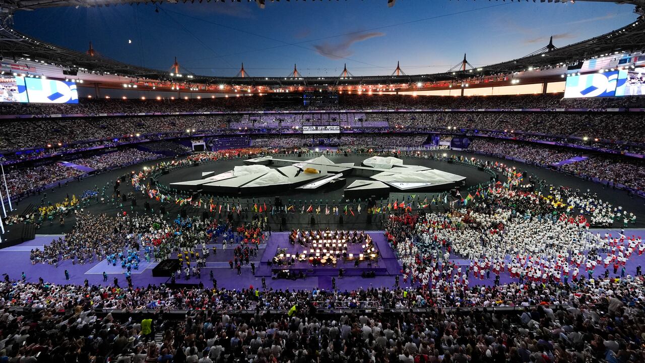 Los atletas ocupan el cuadro interior durante la ceremonia de clausura de los Juegos Olímpicos de Verano de 2024 en el Stade de France, el domingo 11 de agosto de 2024, en Saint-Denis, Francia. (Foto AP/Rebecca Blackwell)