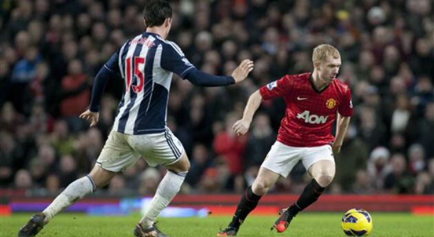 Paul Scholes (der.) del Manchester Uniter mantiene la pelota frente a George Thorne del West Bromwich Albion, en el Old Trafford Stadium de Manchester, Inglaterra.