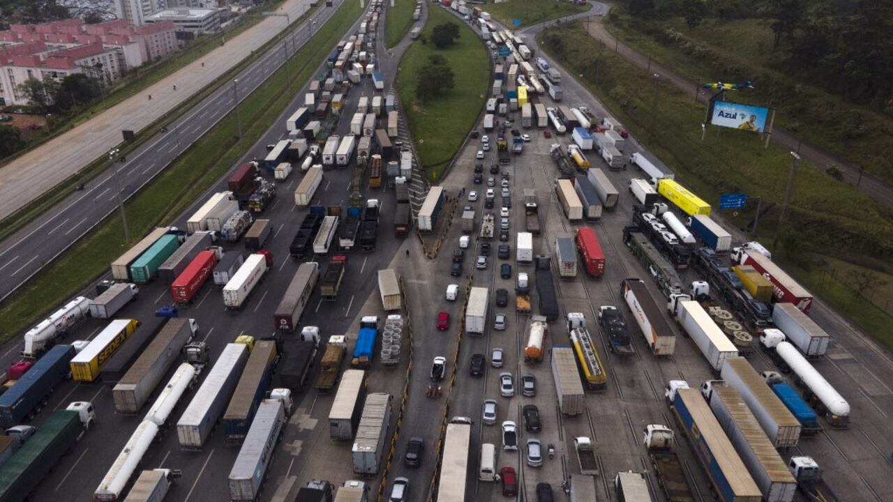 Vista aérea que muestra a los partidarios del presidente Jair Bolsonaro, principalmente camioneros, bloqueando la autopista Castelo Branco, en las afueras de Sao Paulo, Brasil, el 1 de noviembre de 2022.
