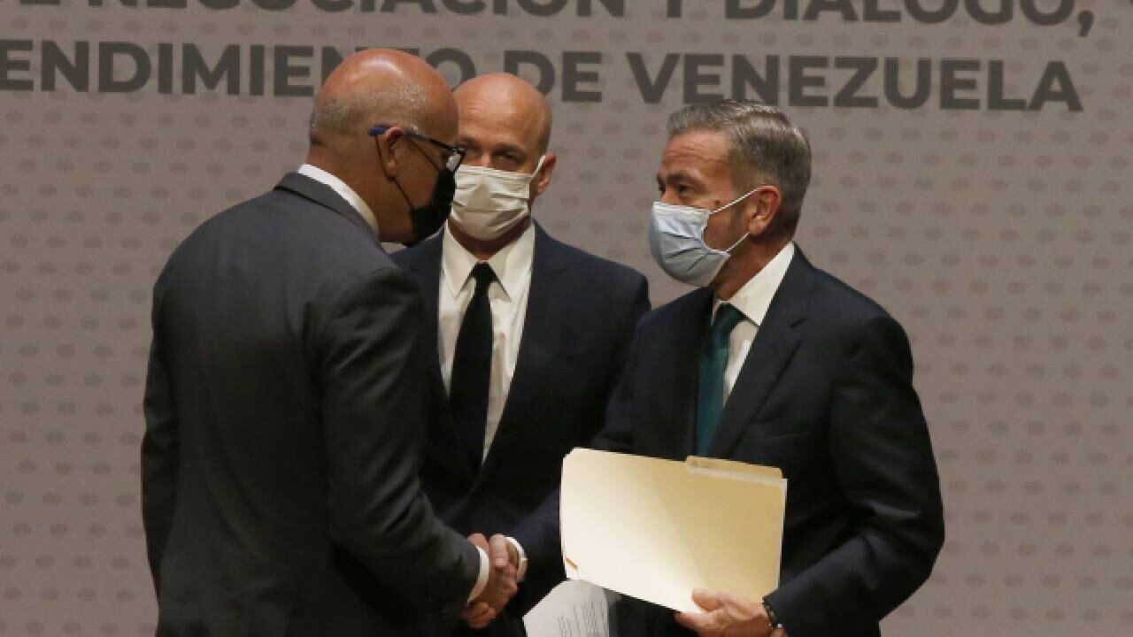 El presidente de la Asamblea Nacional de Venezuela, Jorge Rodríguez, izquierda junto al delegado de la oposición venezolana, Gerardo Blyde Pérez, en la Ciudad de México, el 13 de agosto de 2021.