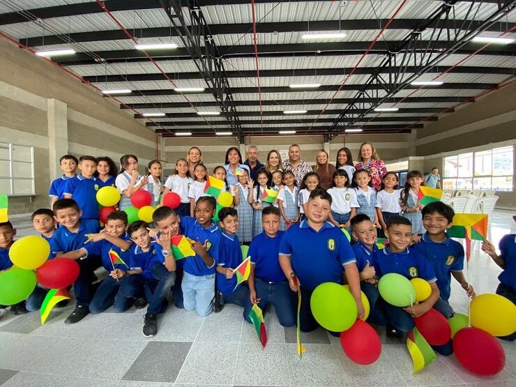 El Ministerio de Educación hizo entrega formal a la comunidad de las obras adelantadas en la Institución Educativa Maestro Pedro Nel Gómez en Medellín, que benefician a 960 estudiantes.