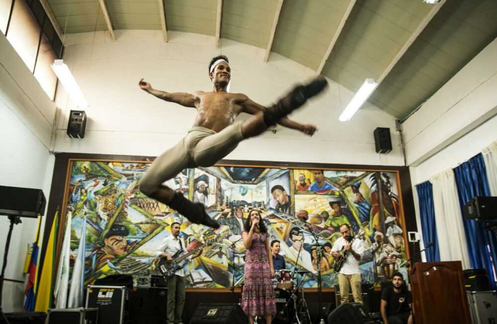 La convocatoria fue tal que faltaron sillas para los más de cien bonaverenses que vieron bailar por primera vez en Buenaventura a Montaño. Foto: David Amado / SEMANA.
