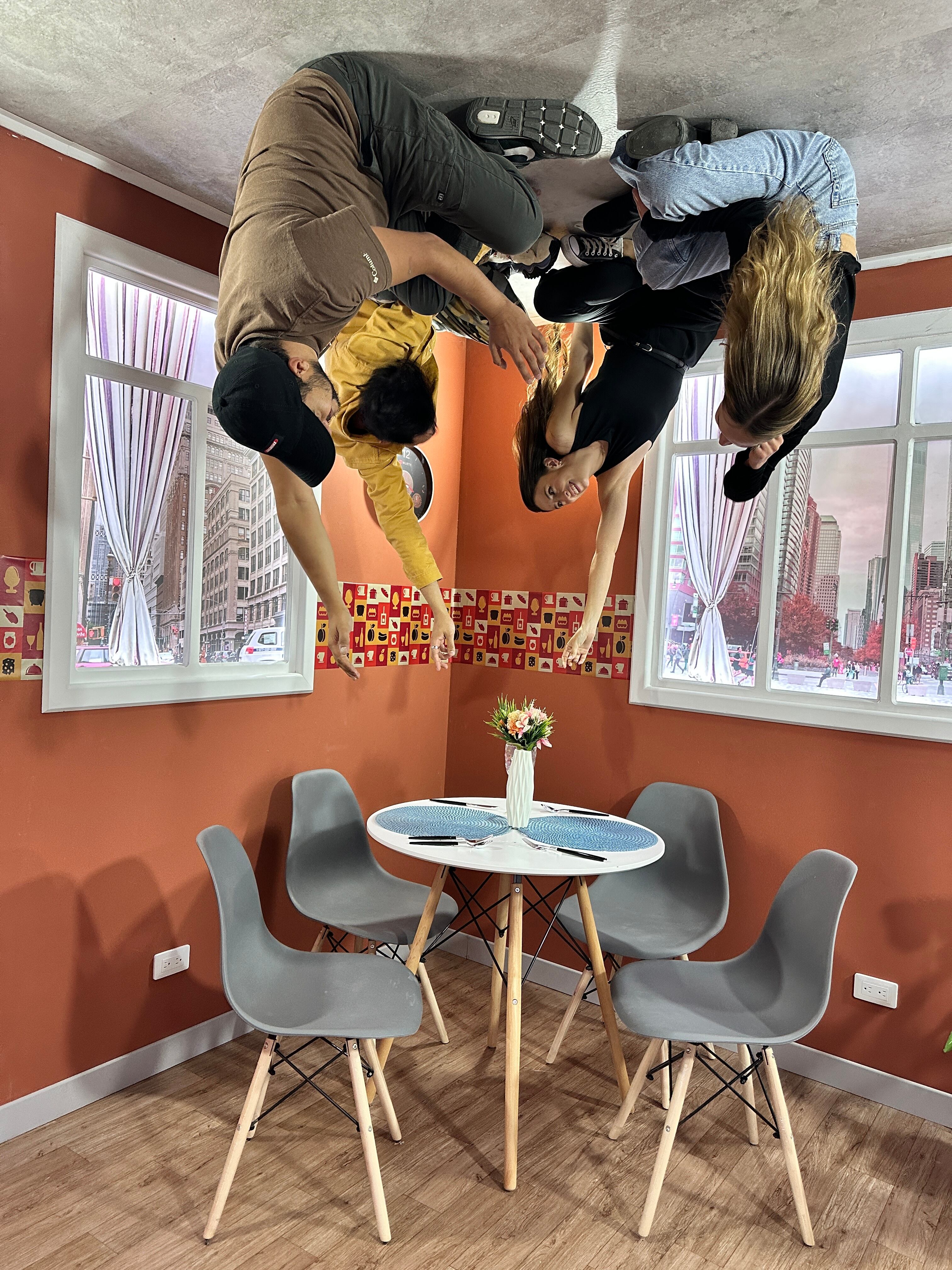 Dimensión 180º ,Casa al revés, Plaza de las Américas