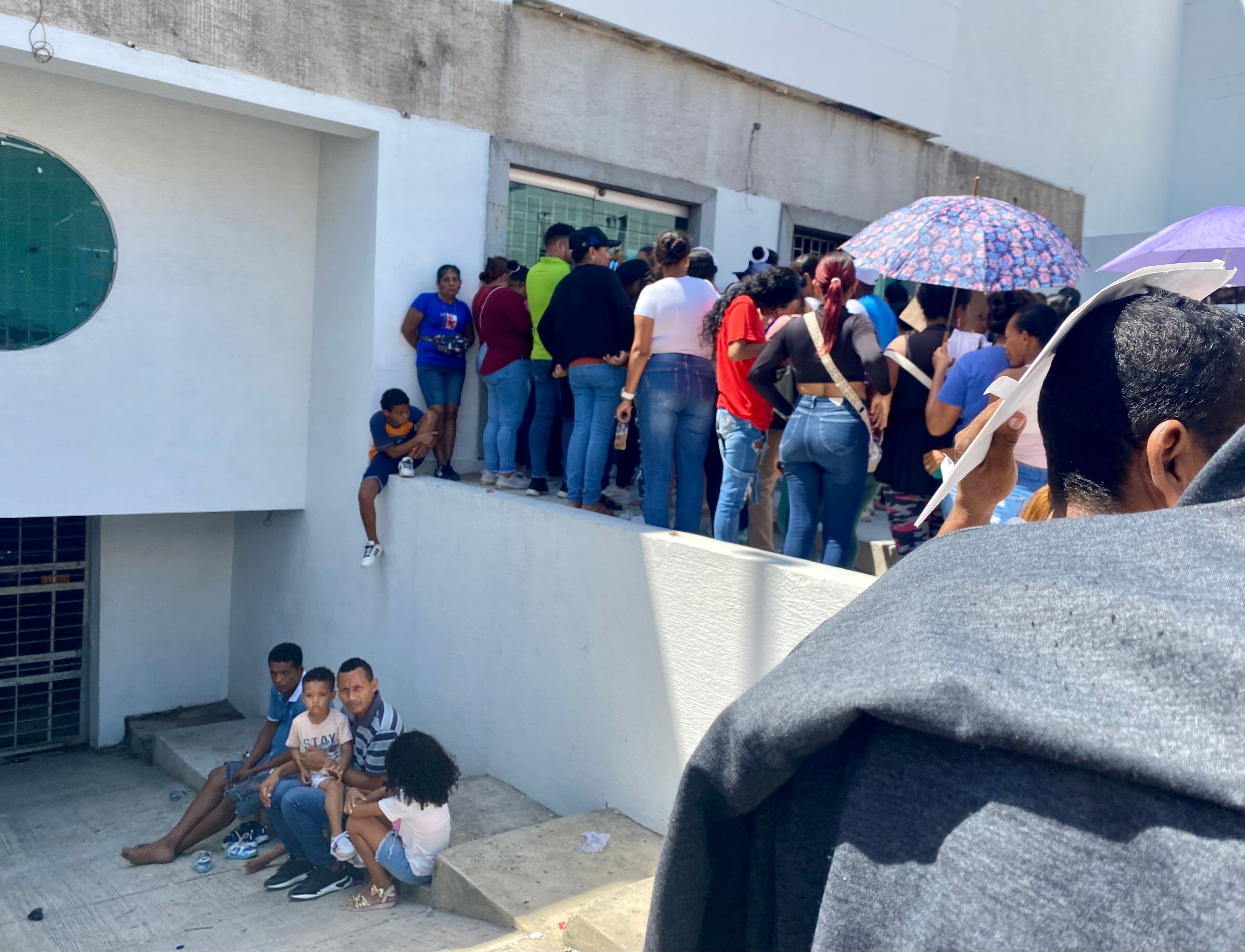 Filas en Barranquilla para reclamar subsidio del Gobierno.