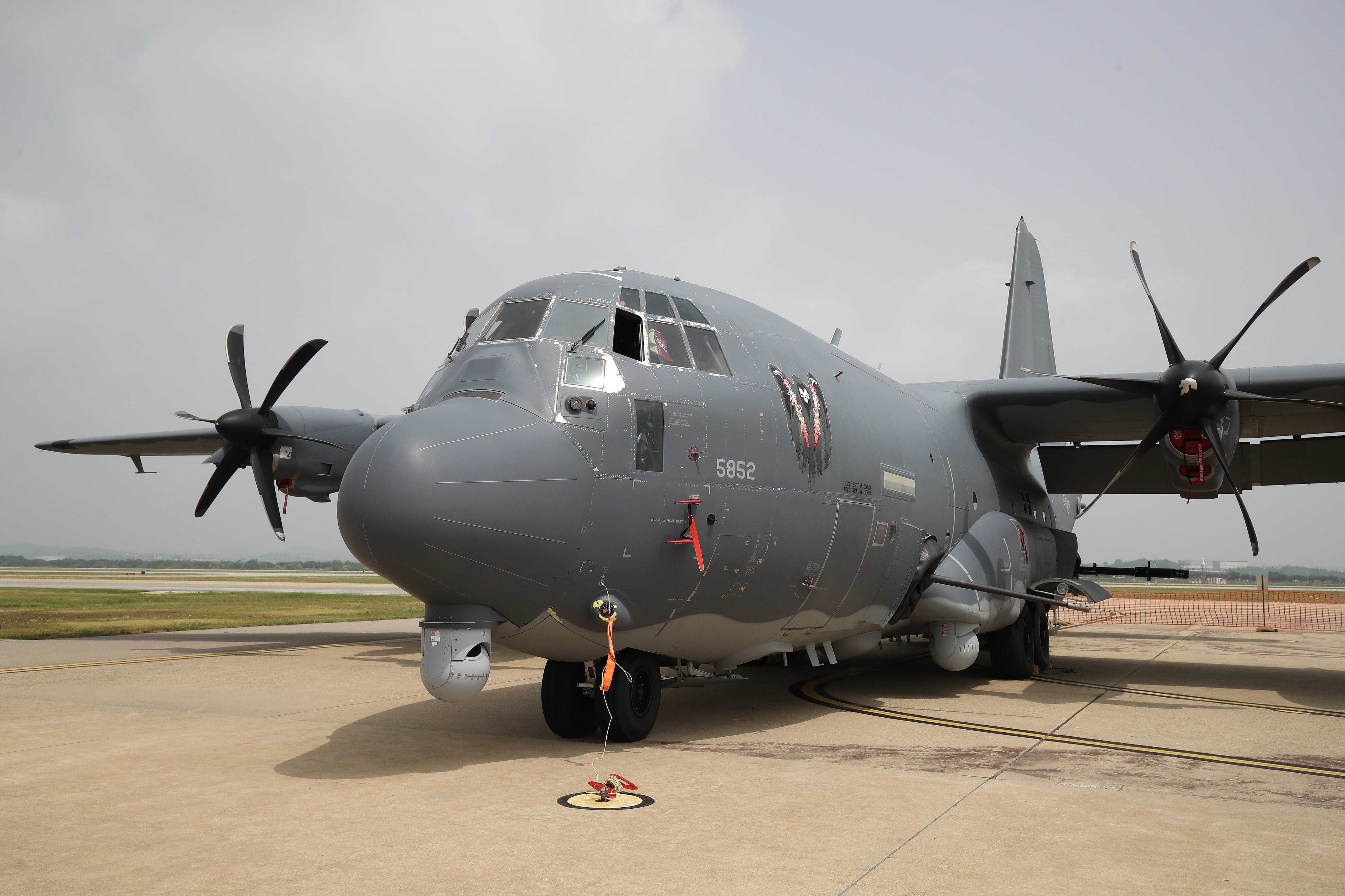 Un avión de ataque AC-130J Ghostrider estadounidense se observa en la base aérea de Osan el 24 de junio de 2024 en Pyeongtaek, Corea del Sur. Imagen de referencia