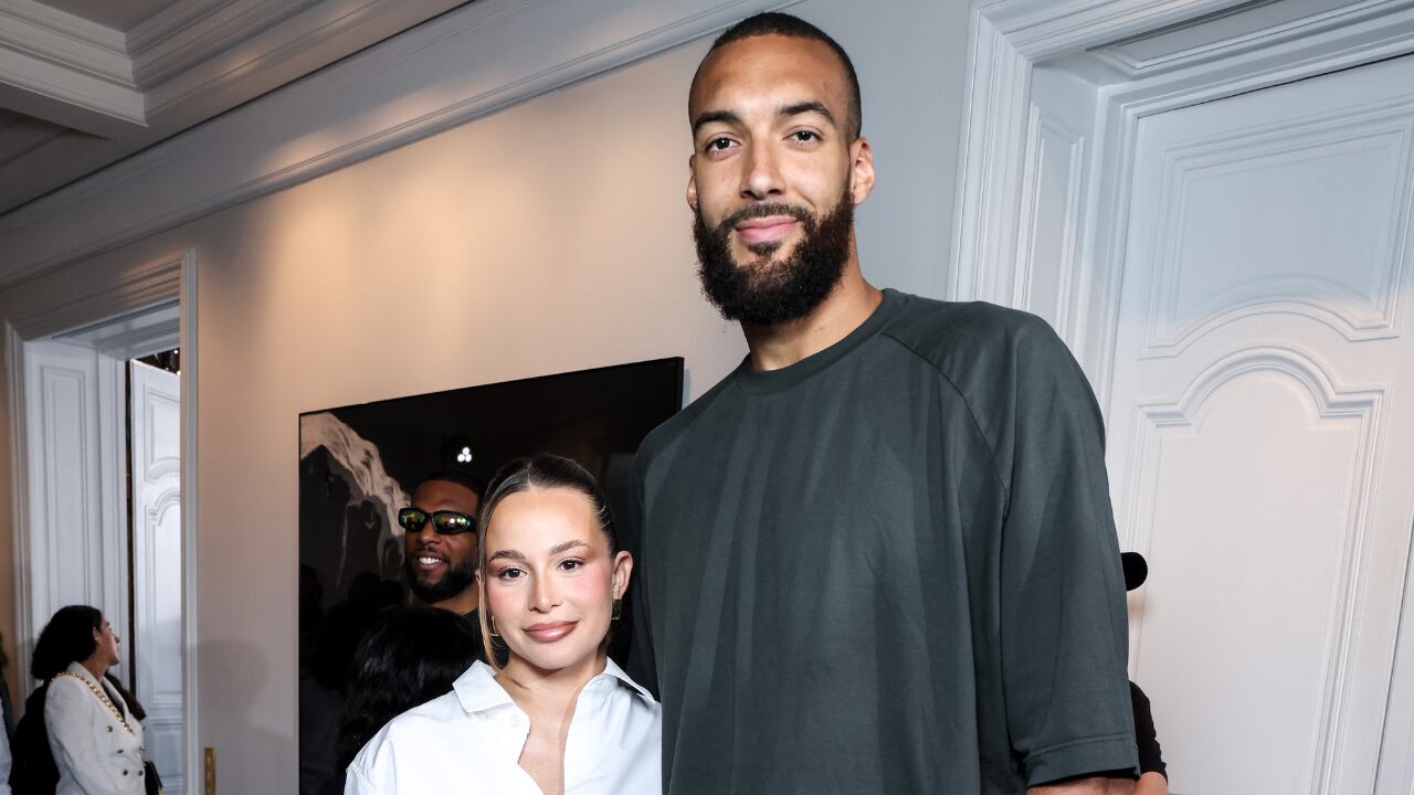 Así lucían, juntos, Rudy Gobert y Julia Bonilla antes de anunciar su separación a la prensa y los aficionados.