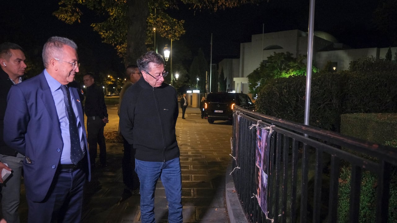 Daniel Prado Albarracín, embajador de Colombia en Bélgica, justo a su jefe, el presidente de Colombia, Gustavo Petro, en Bruselas