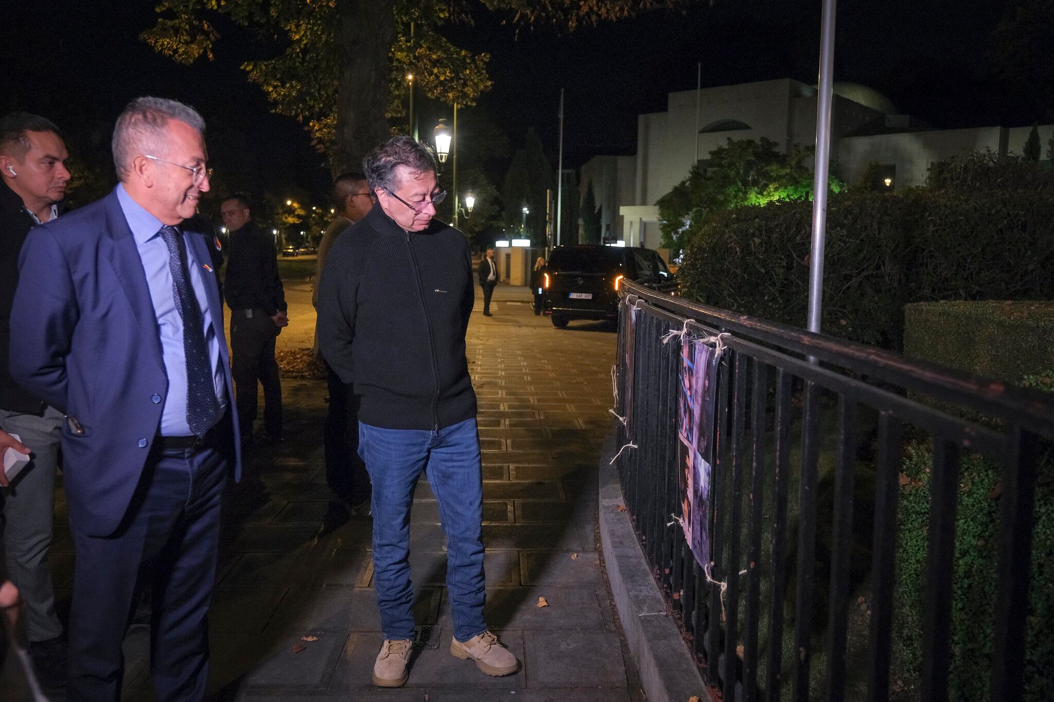 Daniel Prado Albarracín, embajador de Colombia en Bélgica, justo a su jefe, el presidente de Colombia, Gustavo Petro, en Bruselas