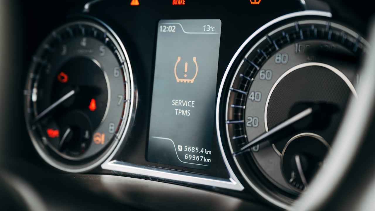 TPMS es el testigo que indica que puede haber falta de presión en alguno de los neumáticos del carro.