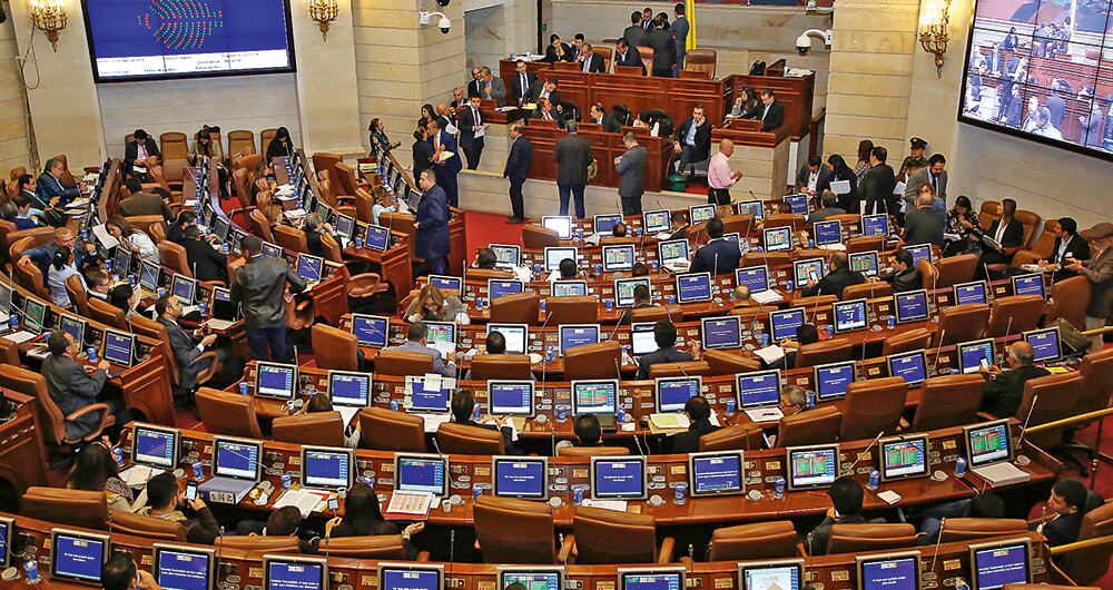  Las cuentas sobre los votos para sacar adelante la tributaria no le cuadran al Gobierno. Está sondeando a los partidos y oye propuestas.