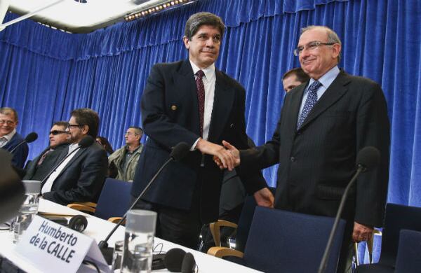 Carlos de Cossio delegado del Gobierno cubano y Humberto de la Calle, se saludan previo a la instalación pública de la mesa de conversaciones entre el Gobierno de Colombia y las FARC.