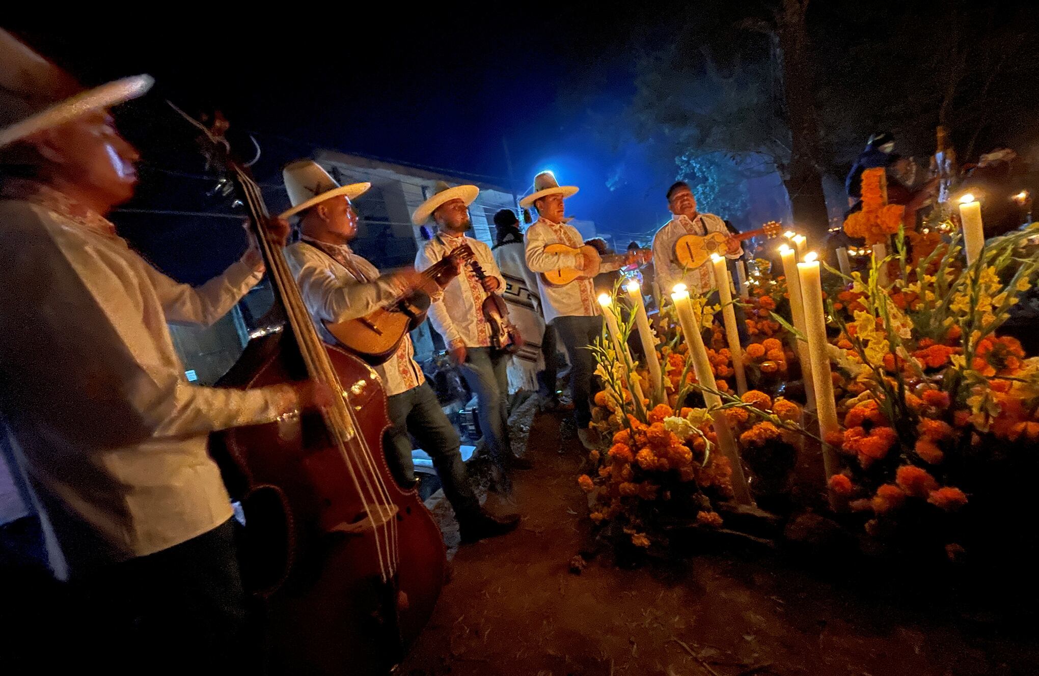 En imágenes : Familias mexicanas se reúnen en cementerios para celebrar el Día de Muertos