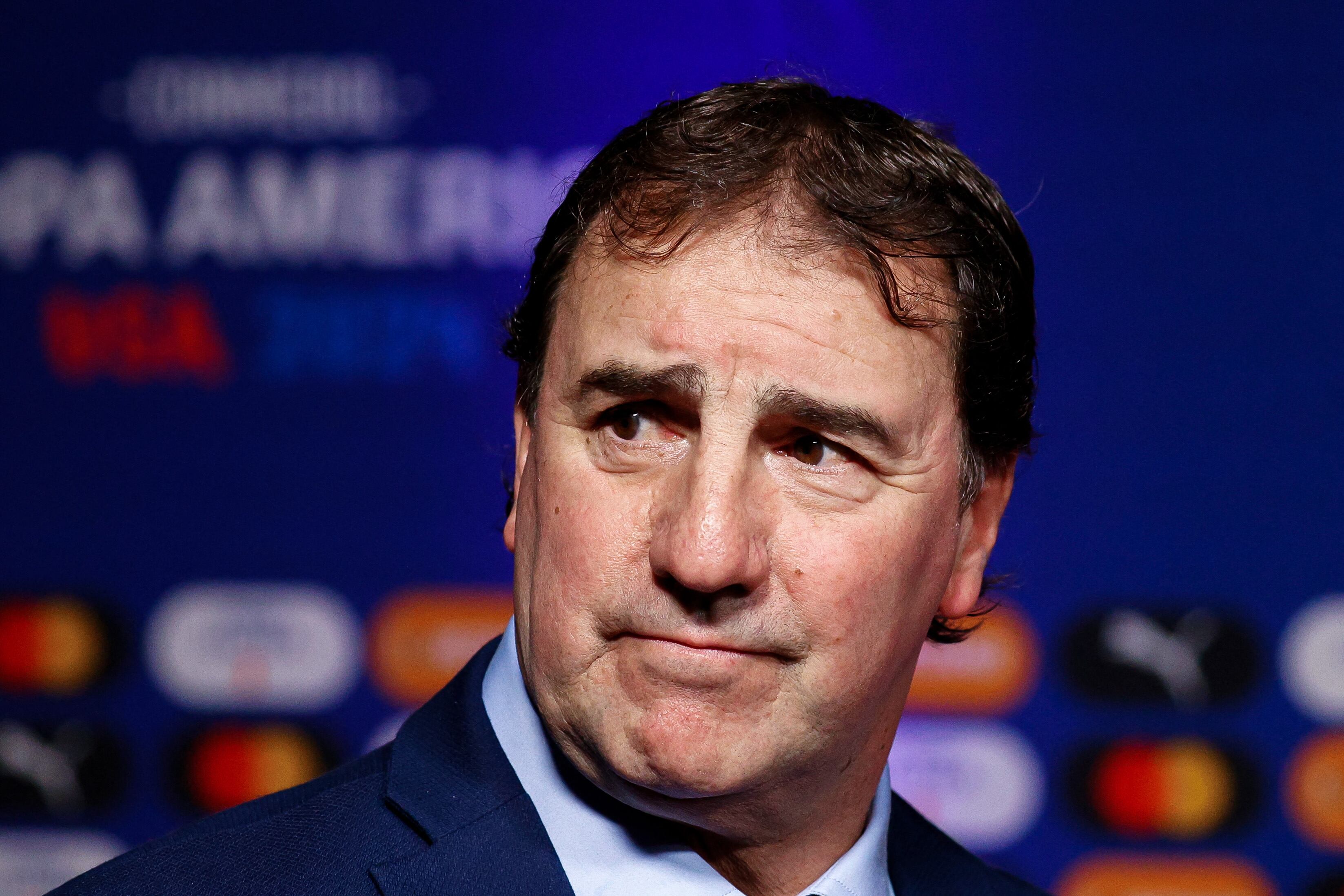 MIAMI, FLORIDA - 7 DE DICIEMBRE: Néstor Lorenzo, entrenador en jefe de Colombia, habla con los medios antes del sorteo oficial de la CONMEBOL Copa América 2024 en el James L. Knight Center el 7 de diciembre de 2023 en Miami, Florida. Eva Marie Uzcategui/Getty Images/AFP (Foto de Eva Marie Uzcategui / GETTY IMAGES NORTEAMÉRICA / Getty Images vía AFP)