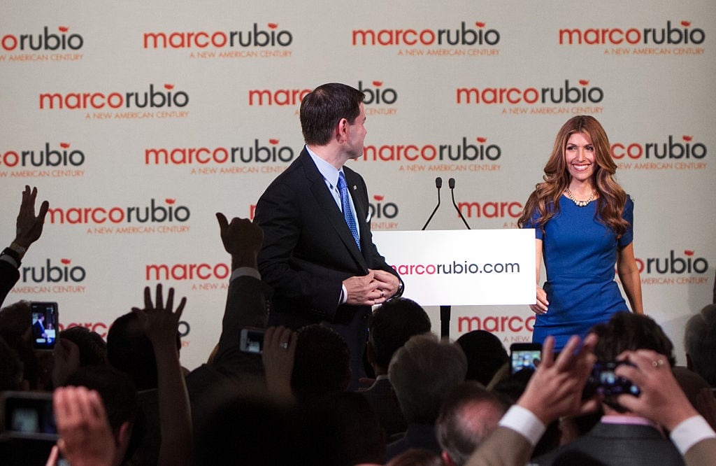 El entonces senador estadounidense Marco Rubio y Jeanette Rubio, su esposa, cuando anunciaron su candidatura para la nominación presidencial republicana, en la Torre de la Libertad, el 13 de abril de 2015 en Miami, Florida (Foto de John Parra/WireImage)