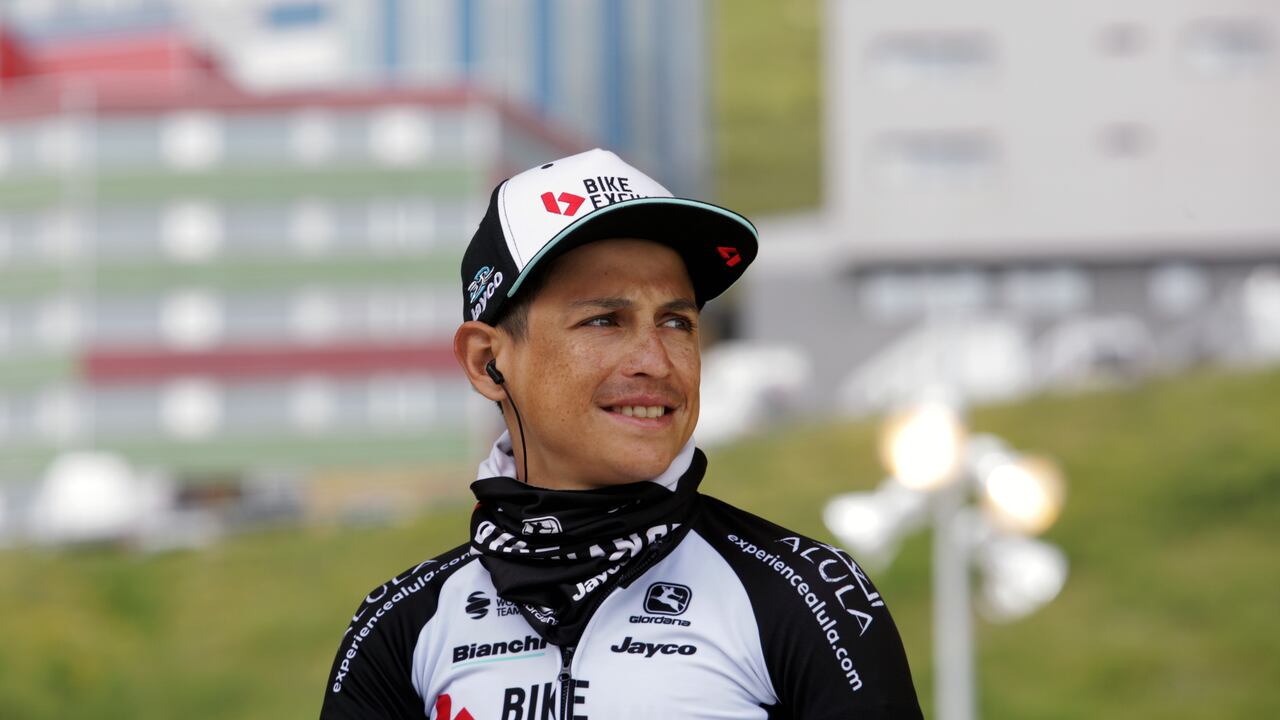 El colombiano Esteban Cháves del BikeExchage en la salida de Pas de la Casa