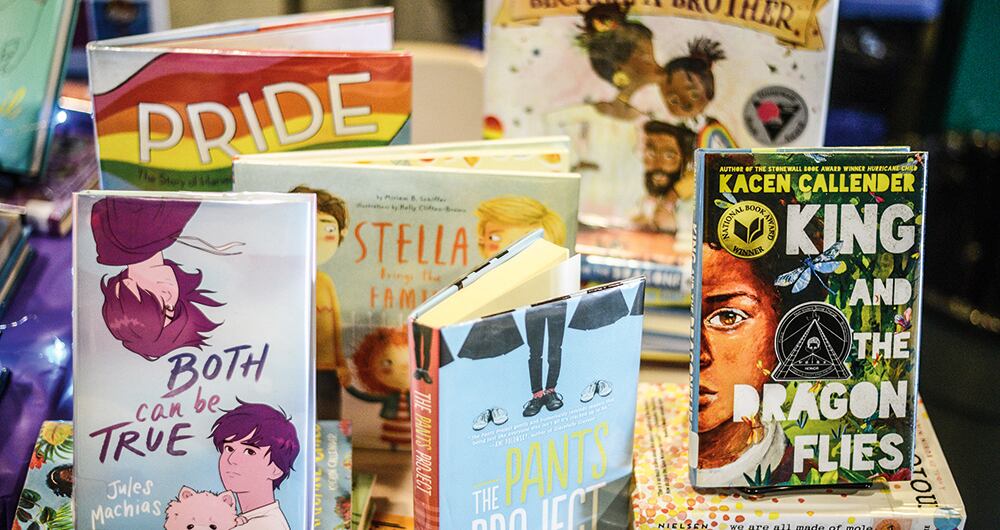 La Enciclopedia Británica define la teoría crítica de la raza como un "movimiento intelectual y un marco de análisis legal débilmente organizado basado en la premisa de que la raza es... una categoría socialmente construida (inventada culturalmente) que se utiliza para oprimir y explotar a las personas de color".