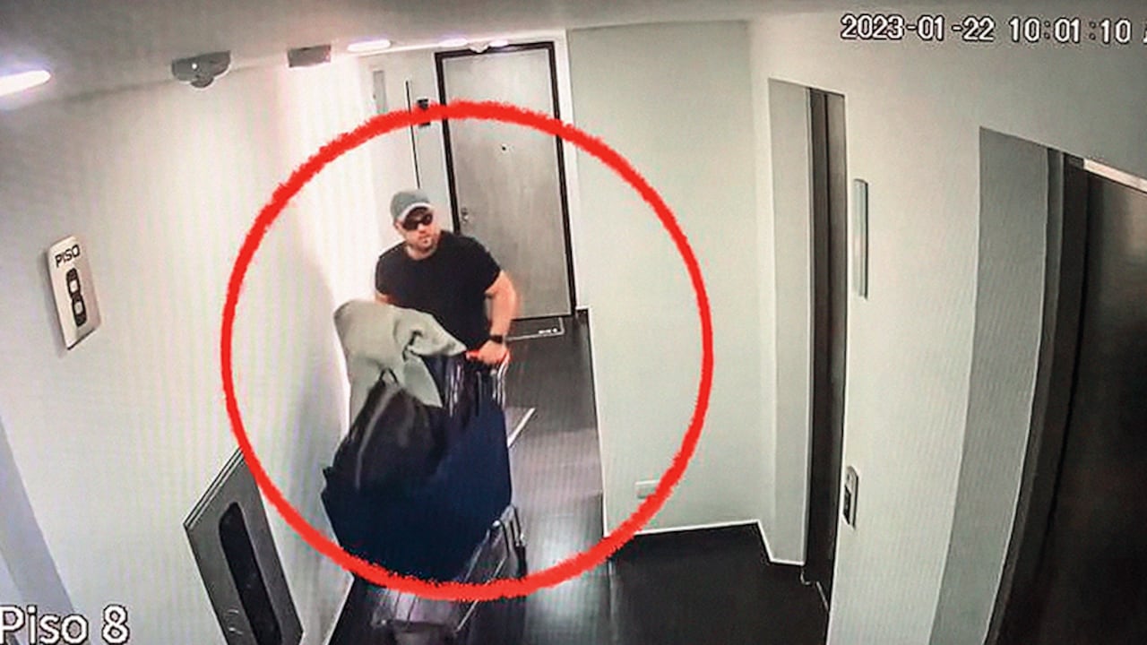 Videos, que en su momento fueron revelados por SEMANA, muestran cómo Poulos saca el cuerpo de Valentina en una maleta. Además, se observa que fue la última persona que la vio con vida.