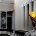 Pelé besa una pelota de Brasil al lado de su casillero en 2014